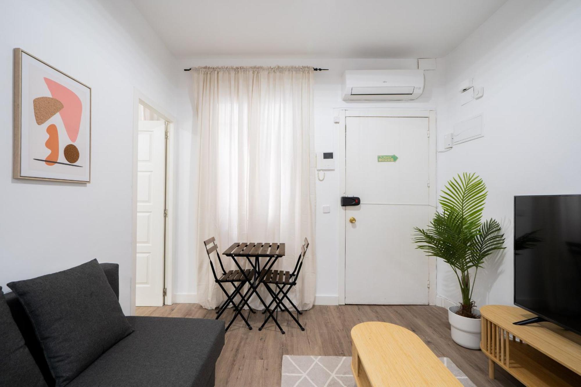 Apartamento En Chueca Para 4 Personas Alquiler Temporal Madrid Exterior photo