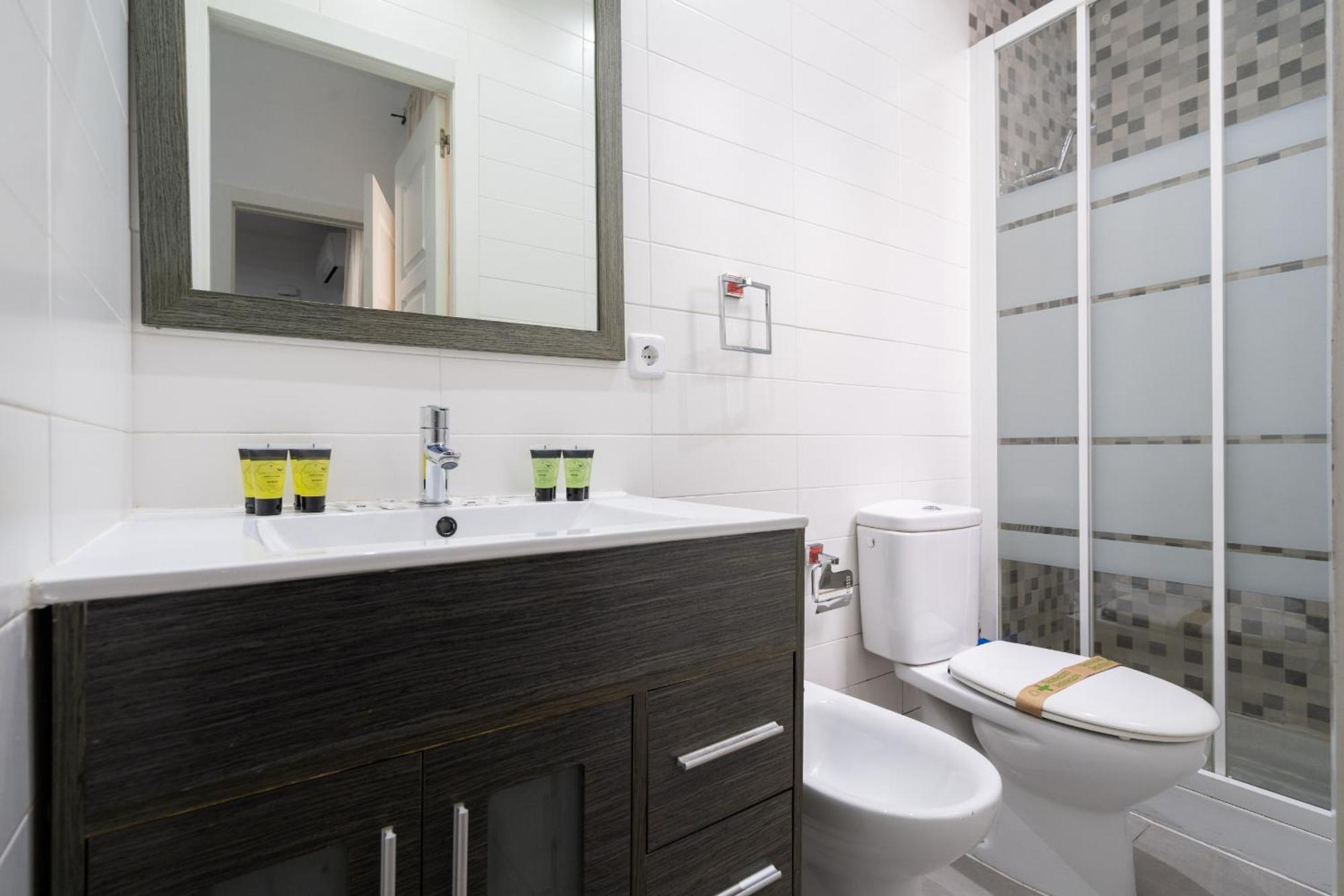 Apartamento En Chueca Para 4 Personas Alquiler Temporal Madrid Exterior photo
